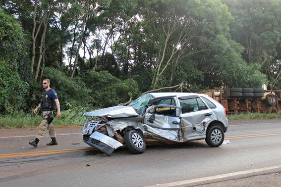 O acidente ocorreu no trevo da BR-285 com a RS-342; a carreta tombou