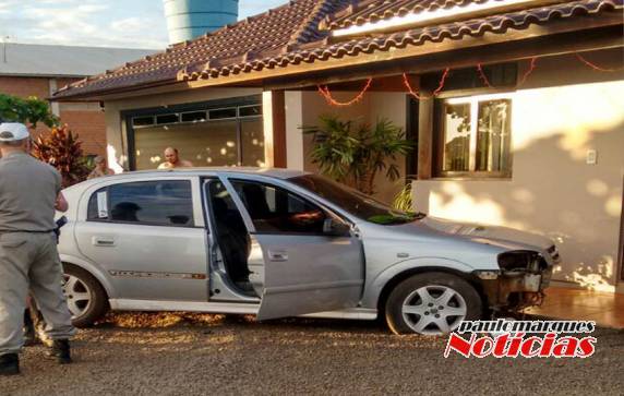 Jovem perde o
controle da direção e bate com veículo em moradia em Três de Maio - foto 3