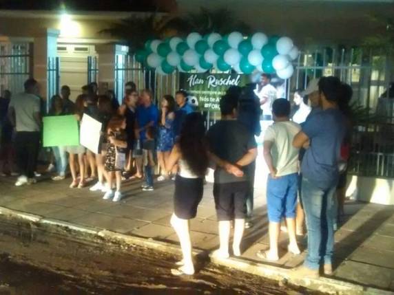 Após receber alta de hospital, Alan Ruschel
chega a Nova Hartz, no RS - foto 3