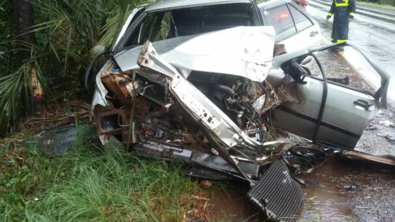 Três pessoas ficaram feridas depois de uma
saída de pista na BR-285 em Panambi - foto 4