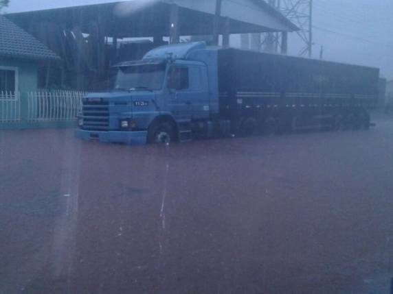 Temporal causa prejuízos a cerca de 100 residências em Palma Sola, SC - foto 2