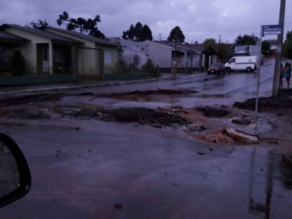 Temporal causa prejuízos a cerca de 100 residências em Palma Sola, SC - foto 5