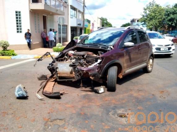 Colisão no centro de Santo Ângelo deixa veículo parcialmente destruído - foto 2