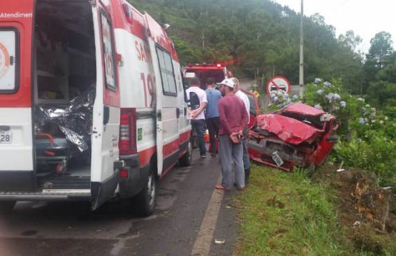 Quatro pessoas tiveram múltiplos traumas após carro sair da pista e bater em um tronco