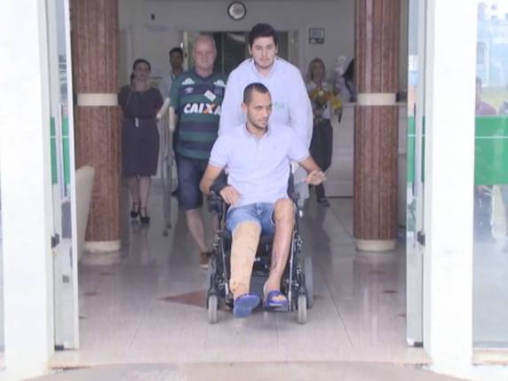 Neto deixa
hospital e vai para casa; zagueiro é 3º sobrevivente a ter alta - foto 2
