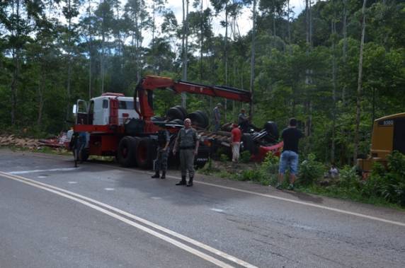 Acidente deixa três mortos e uma criança ferida na RSC-472 em
Tenente Portela - foto 4