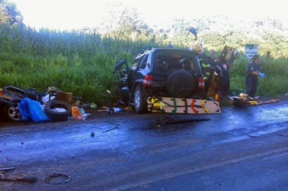 Vinécia e o filho Adrian estavam, junto do irmão, da cunhada (que estava grávida) e do pai dela, na Pajero que colidiu contra um caminhão em Trindade do Sul; todos 

morreram