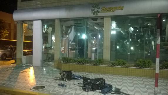 Criminosos explodem agências bancárias e fazem reféns em São Sepé; VEJA VÍDEO - foto 3