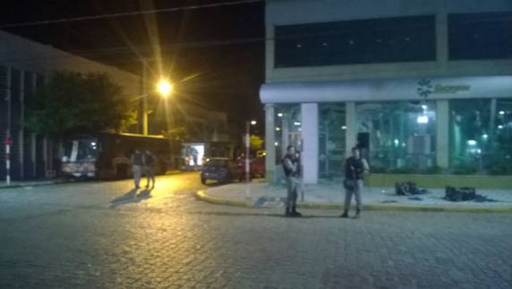 Criminosos explodem agências bancárias e fazem reféns em São Sepé; VEJA VÍDEO - foto 5