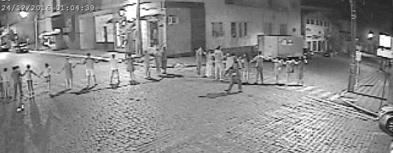 Criminosos explodem agências bancárias e fazem reféns em São Sepé; VEJA VÍDEO - foto 6