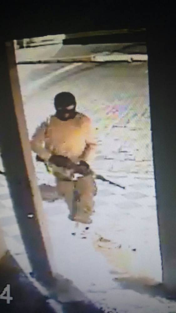 Criminosos explodem agências bancárias e fazem reféns em São Sepé; VEJA VÍDEO - foto 8
