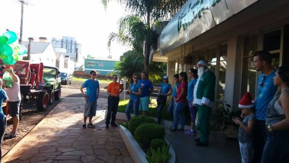 Grupo Knatsc Klub e Unimed visitam bairros de Três de Maio com Papai Noel - foto 3