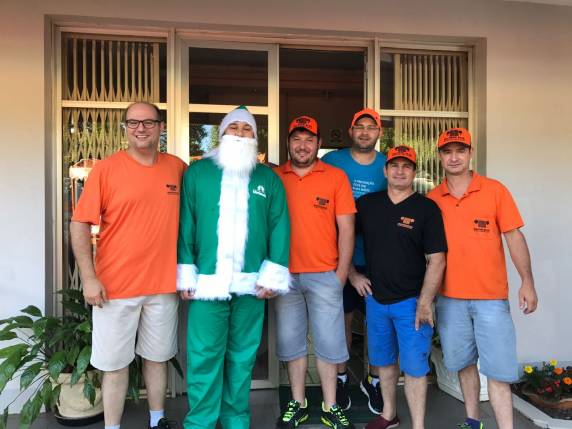 Grupo Knatsc Klub e Unimed visitam bairros de Três de Maio com Papai Noel - foto 2