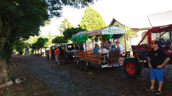 Grupo Knatsc Klub e Unimed visitam bairros de Três de Maio com Papai Noel - foto 6