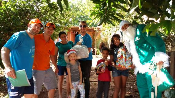 Grupo Knatsc Klub e Unimed visitam bairros de Três de Maio com Papai Noel - foto 9