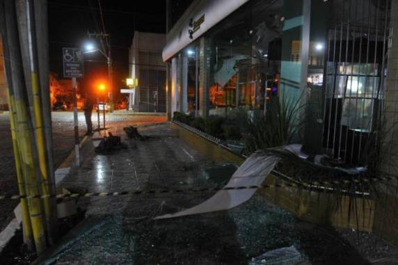 Criminosos explodem agências bancárias e fazem reféns em São Sepé; VEJA VÍDEO - foto 10