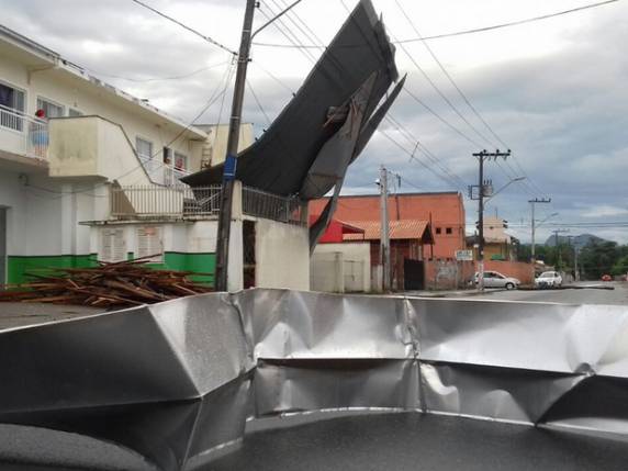 Telhado de zinco atingiu fiação elétrica no fim da tarde desta sexta (23)