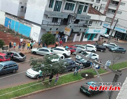 Engavetamento envolve três veículos no centro de Três de Maio - foto 2