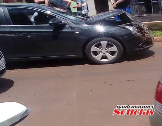 Engavetamento envolve três veículos no centro de Três de Maio - foto 3