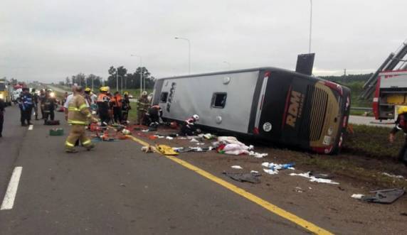 Duas pessoas morreram em ônibus de excursão que tombou na Argentina, na manhã desta terça-feira