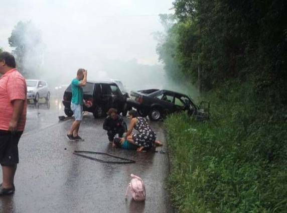 Colisão entre
dois carros deixa três feridos na RS-130 entre Lajeado e Cruzeiro do Sul - foto 3