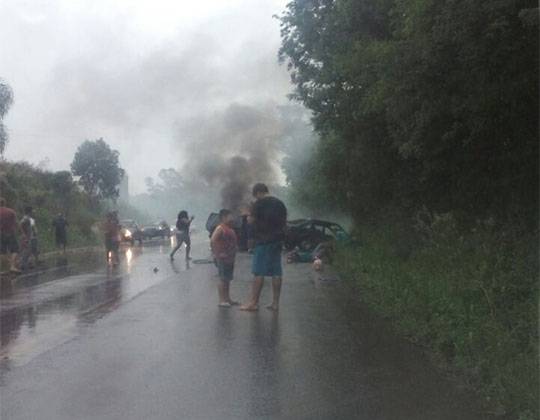 Colisão entre
dois carros deixa três feridos na RS-130 entre Lajeado e Cruzeiro do Sul - foto 2