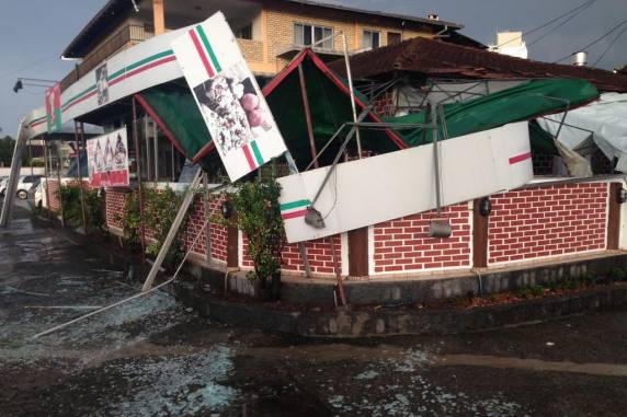 Vento, chuva forte e granizo causam estragos em Joinville e região - foto 2