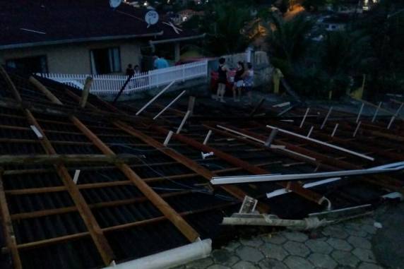Vento, chuva forte e granizo causam estragos em Joinville e região - foto 3