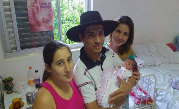 Medindo 47cm, 

Isabelli Figueiredo Grigolo nasceu com 2,6kg
