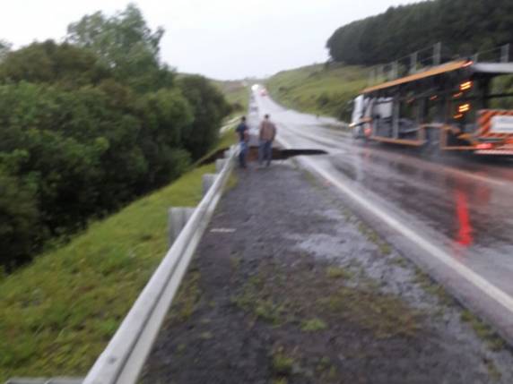 Bloqueio ocorre no km 294,5 nos dois sentidos da rodovia
