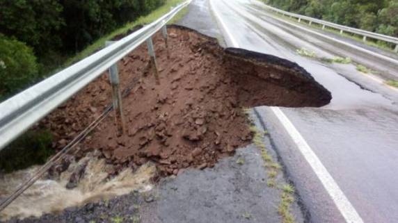 BR-116 é interditada em Capão Alto, SC, após rachaduras na
pista - foto 3