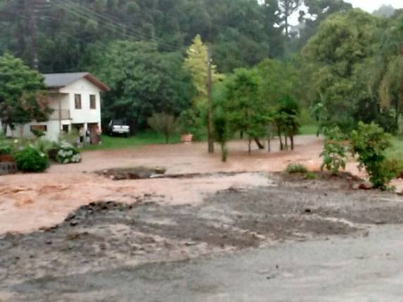 Chuva forte atingiu a Região Norte do estado na tarde de quarta-feira (28)