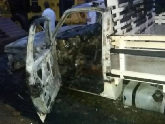 Incêndio destrói ônibus escolares no pátio da prefeitura de Luiz Alves - foto 3