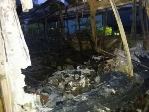 Incêndio destrói ônibus escolares no pátio da prefeitura de Luiz Alves - foto 4