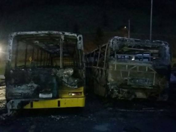 Incêndio destrói ônibus escolares no pátio da prefeitura de Luiz Alves - foto 2