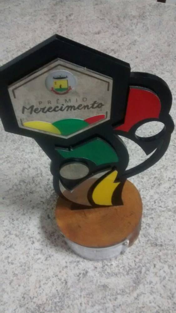 Sargento Dilso Secconi recebe do prefeito Casali o ''Troféu Merecimento'' - foto 2