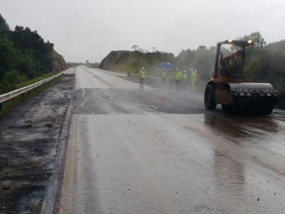 Com chuva, rio transbordou e cratera se abriu na rodovia