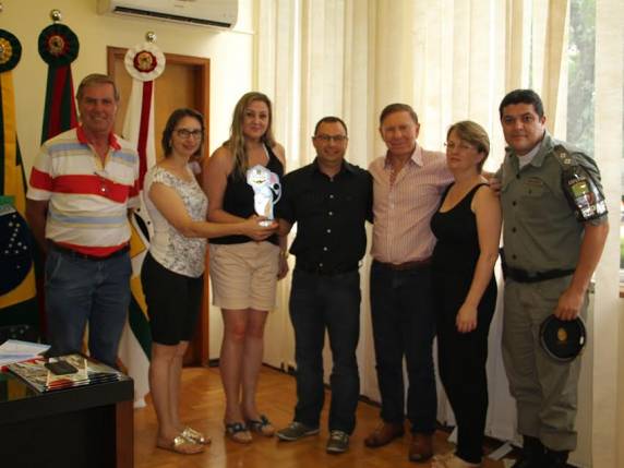 Sargento Dilso Secconi recebe do prefeito Casali o ''Troféu Merecimento'' - foto 3