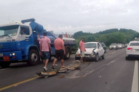Acidente aconteceu por volta das 10h15min desta quinta-feira, 29/12, no km 228 da rodovia