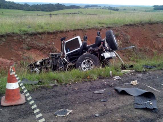 Colisão entre ônibus e jipe deixa um morto e um ferido na Serra gaúcha - foto 3