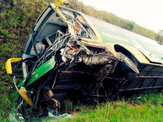 Colisão entre ônibus e jipe deixa um morto e um ferido na Serra gaúcha - foto 2