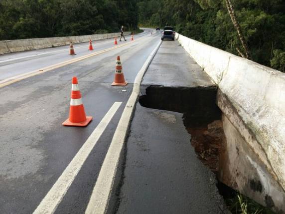Acostamento cede e forma cratera em ponte na BR-282 em SC - foto 2