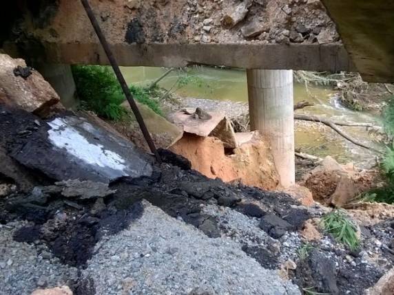 Acostamento cede e forma cratera em ponte na BR-282 em SC - foto 3