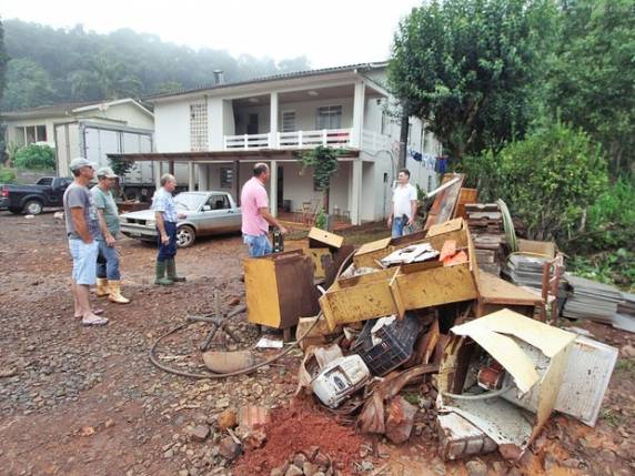 Pinhalzinho - SC tem 90% das pontes destruídas por chuva, diz prefeitura - foto 2