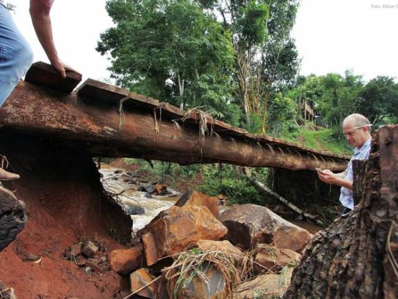 Pinhalzinho - SC tem 90% das pontes destruídas por chuva, diz prefeitura - foto 3
