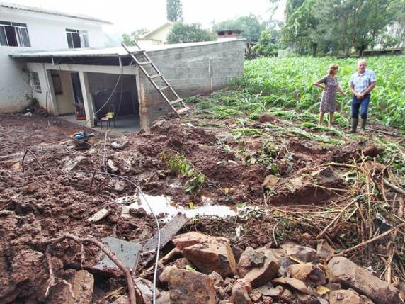 Pinhalzinho - SC tem 90% das pontes destruídas por chuva, diz prefeitura - foto 4