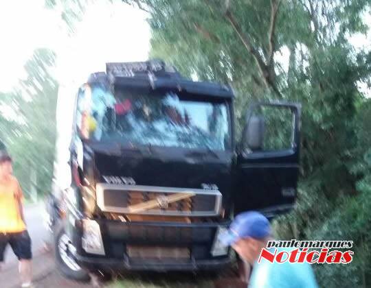 Mulher morre prensada embaixo de caminhão que tombou em Santa Rosa - foto 2