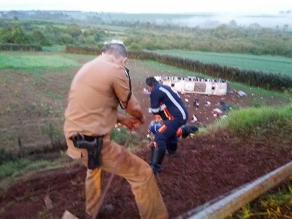 Passageiros morrem após ônibus sair de pista em rodovia do Paraná - foto 3