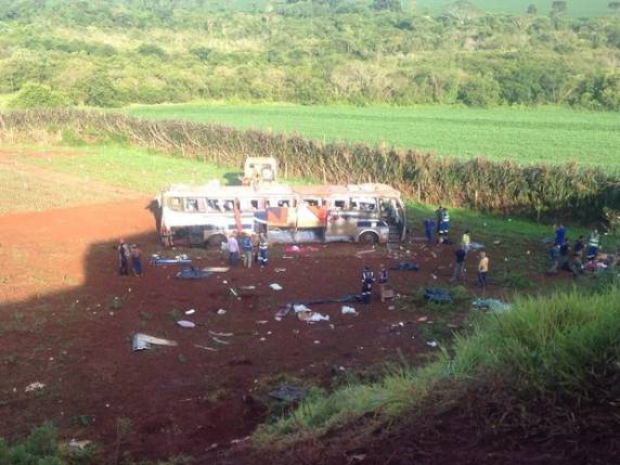 Passageiros morrem após ônibus sair de pista em rodovia do Paraná - foto 5