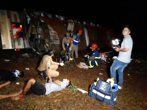 Passageiros morrem após ônibus sair de pista em rodovia do Paraná - foto 4